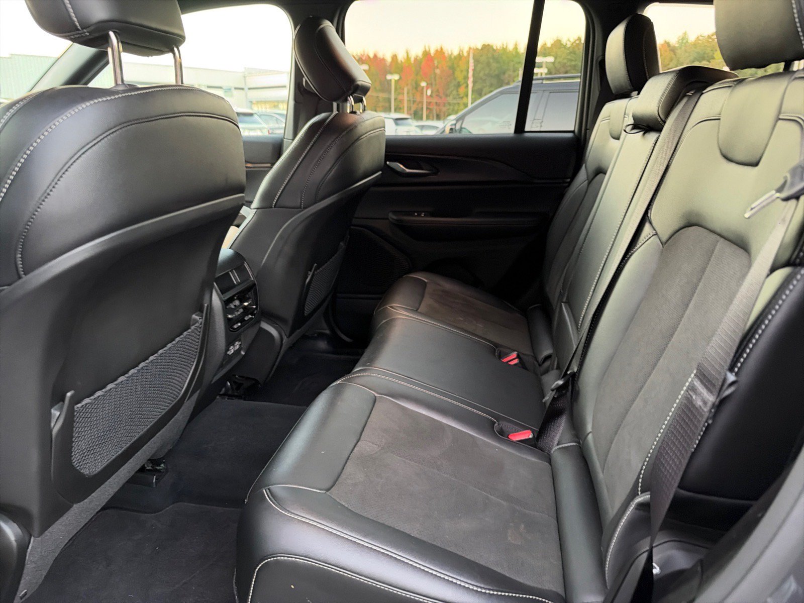 Used 2025 Jeep Grand Cherokee Altitude RWD image 11