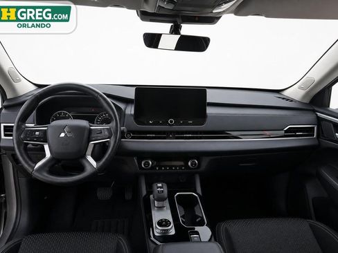 Used 2025 Mitsubishi Outlander ES FWD image 11
