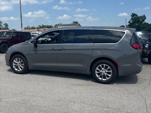 Used 2025 Chrysler Pacifica Select AWD/4WD image 13