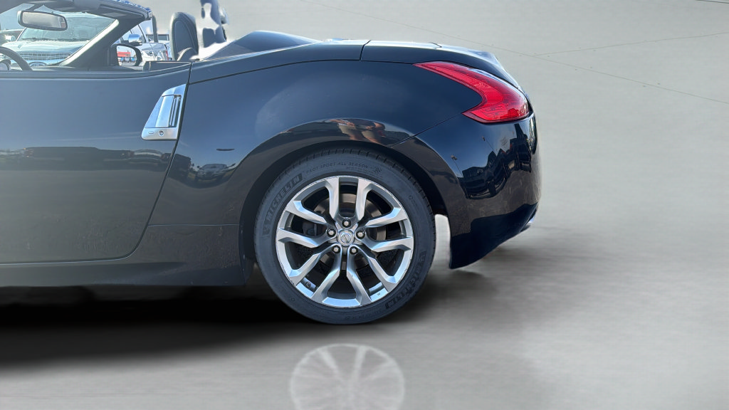 Used 2010 Nissan 370Z Touring RWD image 12