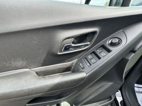 Used 2022 Chevrolet Trax LS w/ Tint and Cruise Package image 24