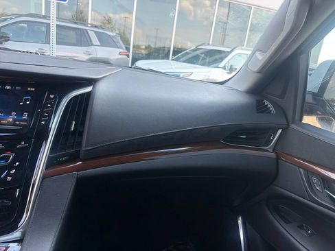 Used 2019 Cadillac Escalade Luxury AWD/4WD image 5