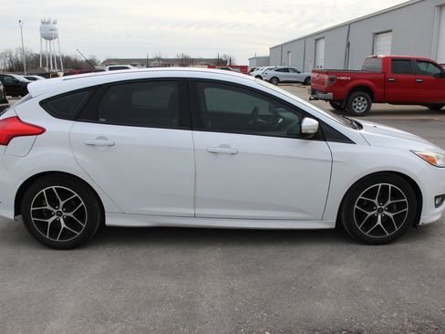 Used 2016 Ford Focus SE w/ SE Sport Package image 7
