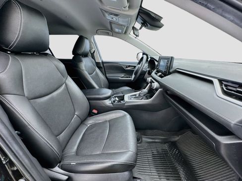 Used 2020 Toyota RAV4 XLE w/ XLE Grade Weather Package FWD image 19