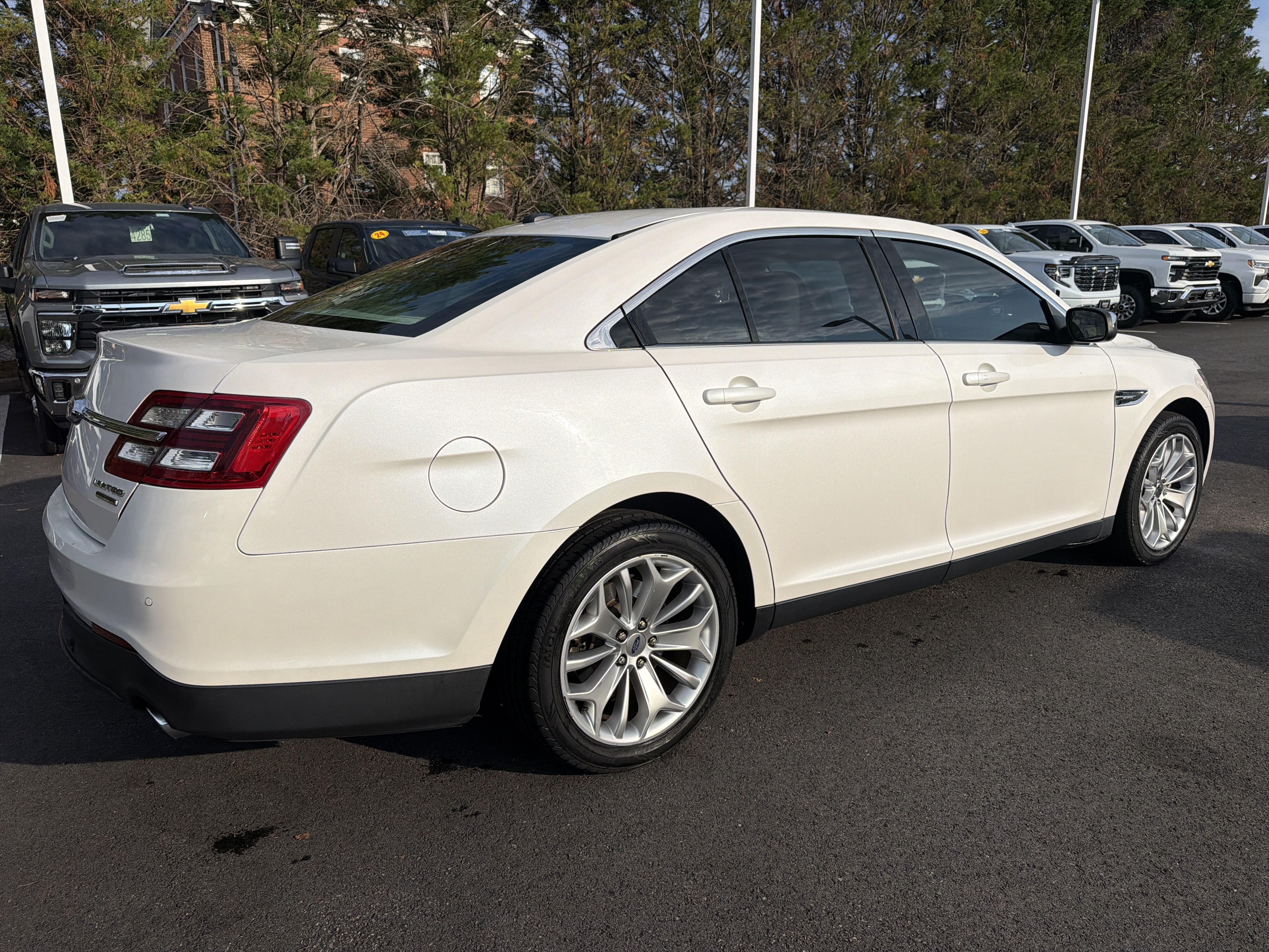 Used 2018 Ford Taurus Limited w/ Driver Assist Package FWD image 10