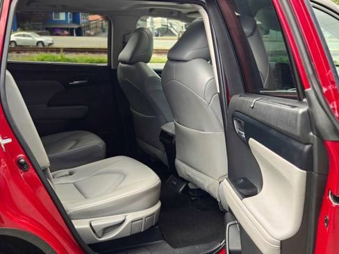 Used 2023 Toyota Highlander XLE FWD image 44