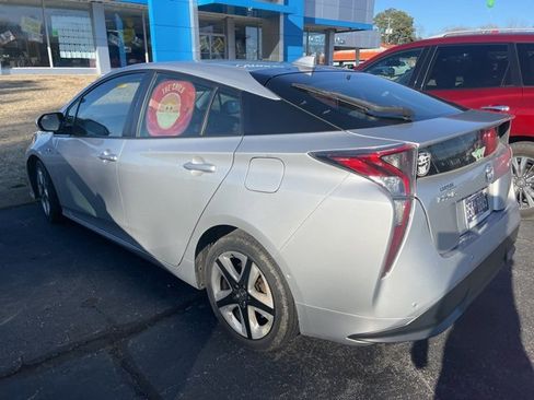 Used 2018 Toyota Prius Four Touring w/ Premium Convenience Package image 2