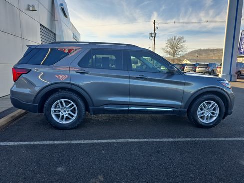 Used 2025 Ford Explorer Active w/ Active Comfort Package image 2