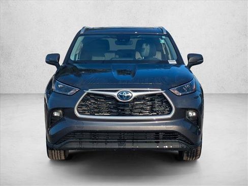 Used 2022 Toyota Highlander XLE FWD image 2