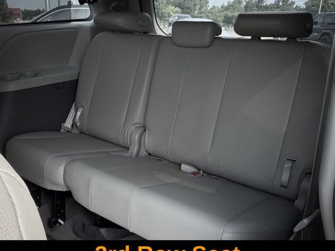 Used 2014 Toyota Sienna XLE FWD image 25