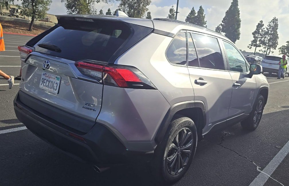 Used 2022 Toyota RAV4 XLE Premium AWD/4WD image 5