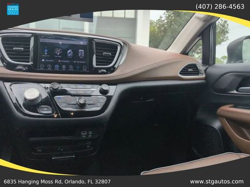 Used 2018 Chrysler Pacifica Limited w/ Tire & Wheel Group image 20