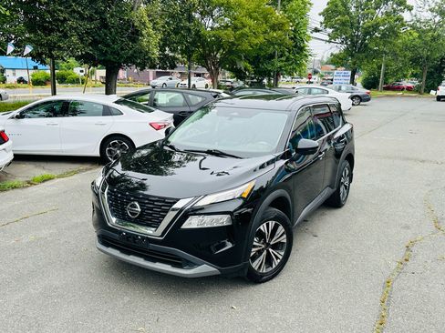 Used 2021 Nissan Rogue SV image 2