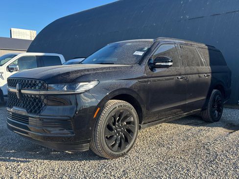 Used 2025 Lincoln Navigator L Reserve w/ Jet Appearance Package image 3