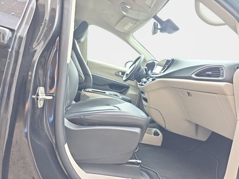 Used 2023 Chrysler Pacifica Touring-L image 18