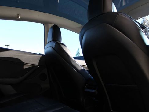 Used 2022 Tesla Model Y Long Range image 16