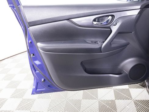 Used 2019 Nissan Rogue SV image 16