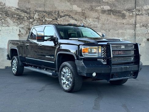 Used 2017 GMC Sierra 2500 Denali w/ Duramax Plus Package AWD/4WD image 6