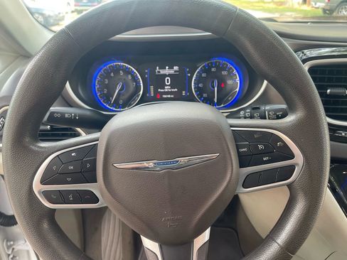 Used 2018 Chrysler Pacifica Touring Plus image 17