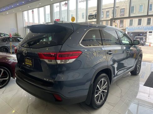 Used 2019 Toyota Highlander XLE AWD/4WD image 6