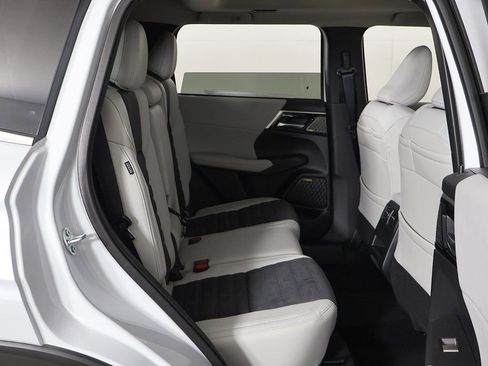 New 2025 Mitsubishi Outlander SE FWD image 32