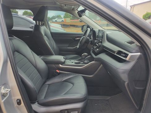 Used 2022 Toyota Highlander XLE FWD image 5