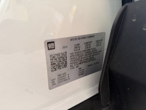 Used 2025 Chevrolet Trax LT FWD image 23