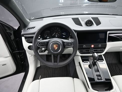 New 2025 Porsche Macan image 4