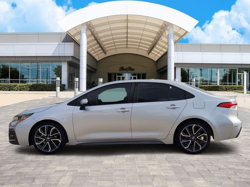 Used 2022 Toyota Corolla SE image 3