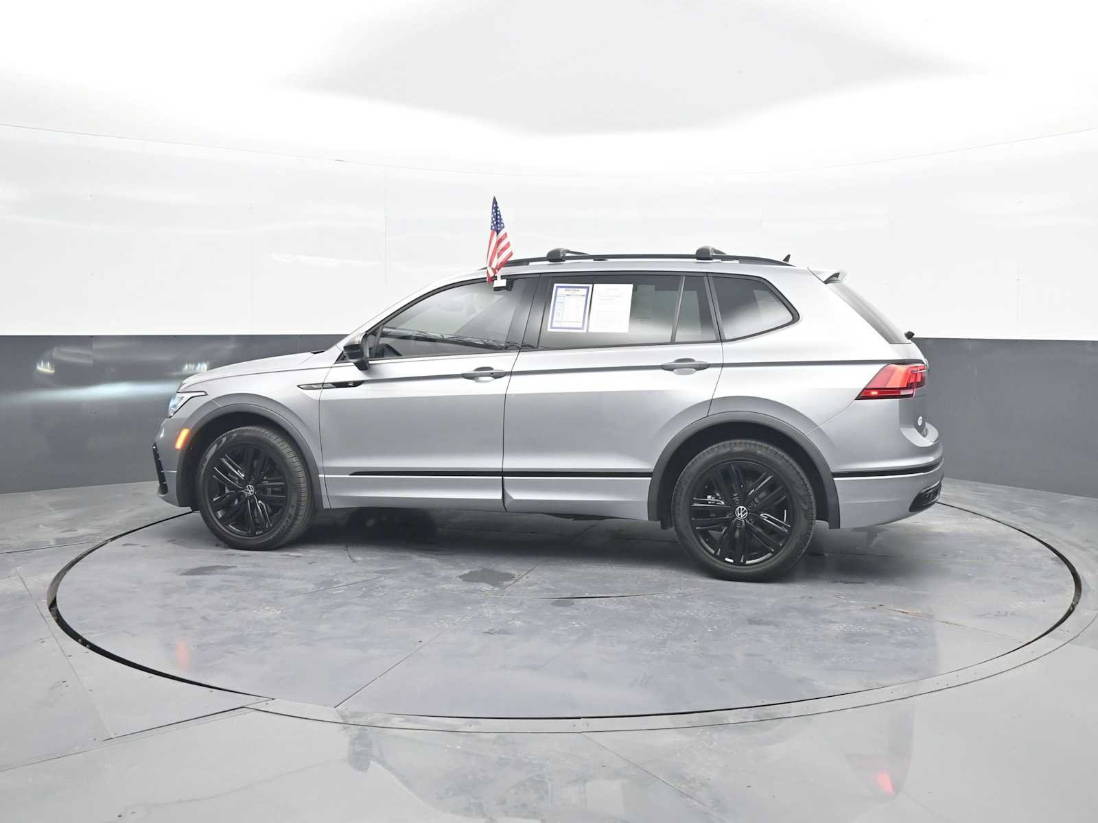 Used 2022 Volkswagen Tiguan SE R-Line AWD/4WD image 5