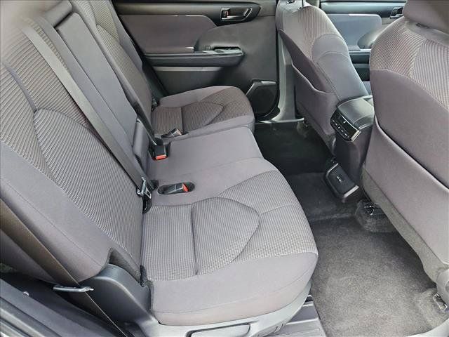 Used 2025 Toyota Highlander LE FWD image 25