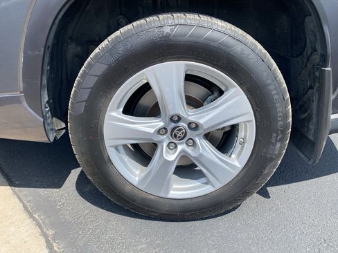 Used 2020 Toyota Highlander LE AWD/4WD image 2