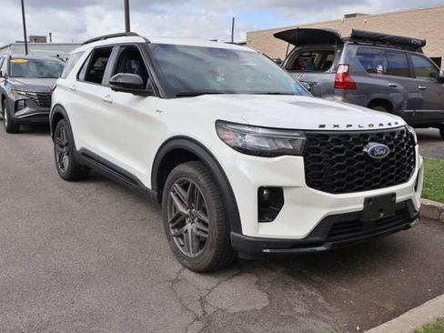 Used 2026 Ford Explorer ST-Line w/ ST-Line Street Pack AWD/4WD image 5