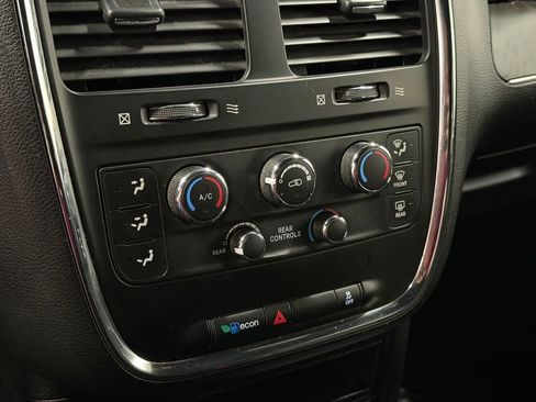 Used 2016 Dodge Grand Caravan SE FWD image 28
