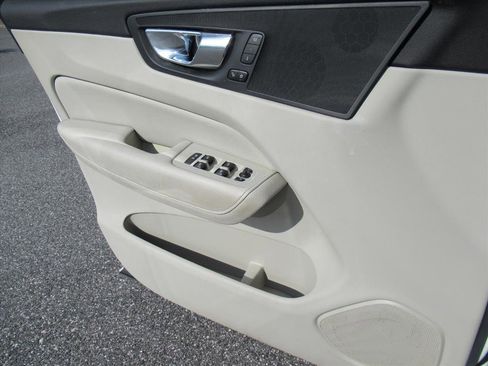 Used 2018 Volvo XC60 T6 Momentum w/ Convenience Package image 26