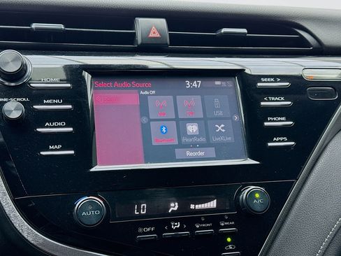 Used 2019 Toyota Camry SE FWD image 11