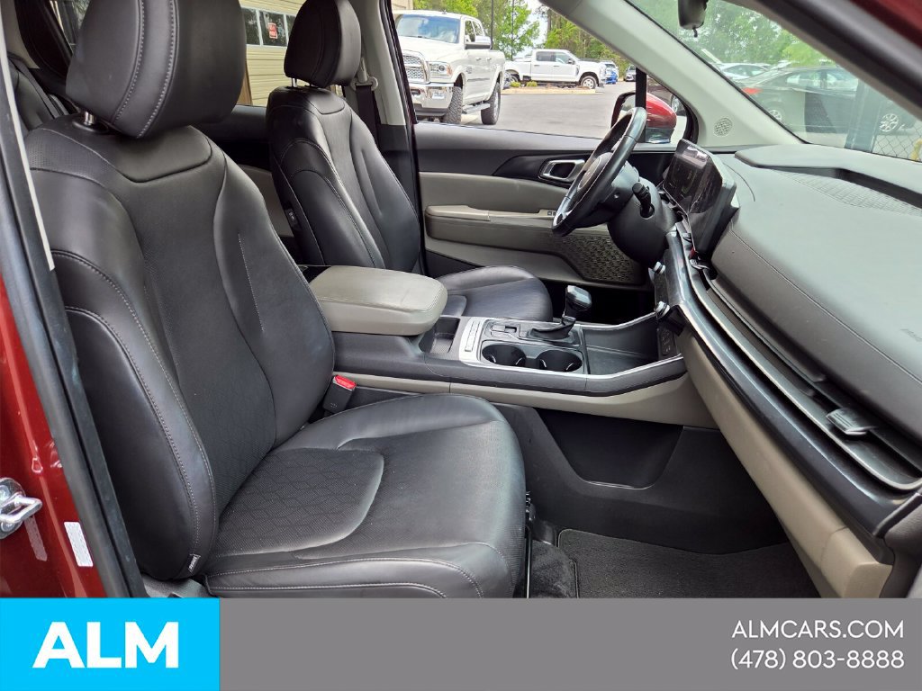 Used 2025 Kia Carnival FWD image 13