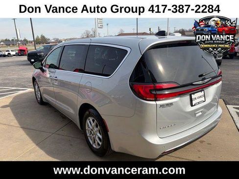 Certified 2024 Chrysler Pacifica Touring-L image 4