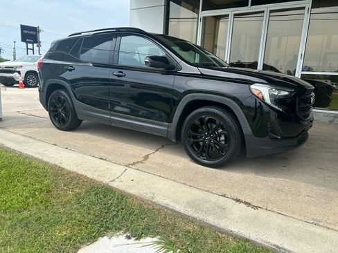 Used 2020 GMC Terrain SLT w/ Preferred Package FWD image 2