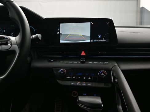 Used 2025 Hyundai Elantra SEL FWD image 23