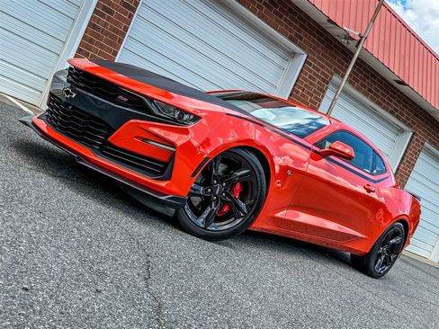 Used 2019 Chevrolet Camaro SS RWD image 4