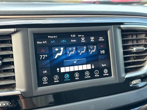 Used 2018 Chrysler Pacifica Touring-L FWD image 19