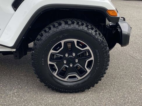 Used 2023 Jeep Gladiator Sport image 8