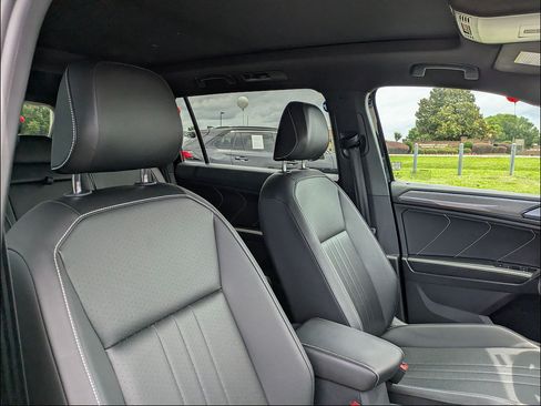 Used 2022 Volkswagen Tiguan SE R-Line AWD/4WD image 35