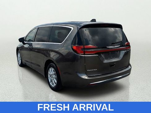 Used 2023 Chrysler Pacifica Touring-L FWD image 5