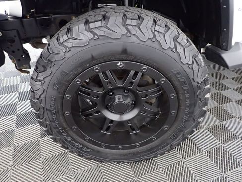 Used 2020 Jeep Gladiator Overland w/ Dual Top Group AWD/4WD image 42