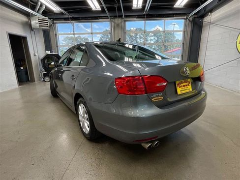 Used 2013 Volkswagen Jetta SE FWD image 3