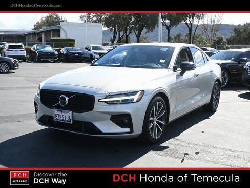 Used 2022 Volvo S60 B5 Momentum image 1