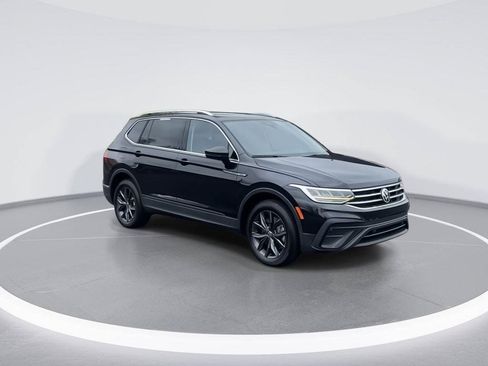 Used 2022 Volkswagen Tiguan SE w/ Panoramic Sunroof Package AWD/4WD image 2