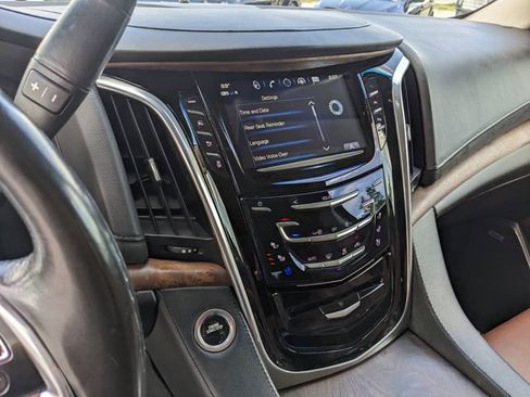 Used 2019 Cadillac Escalade Luxury AWD/4WD image 26
